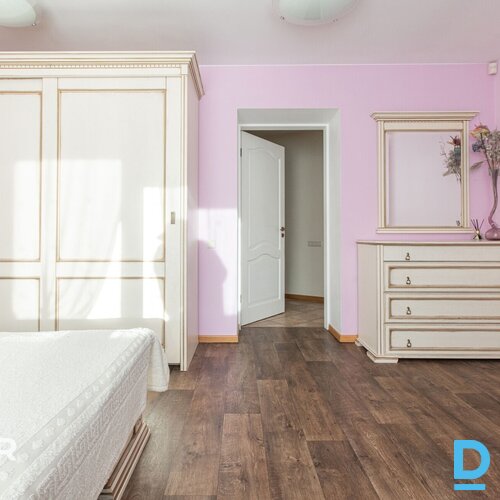 Pārdošanā kvalitatīva 3 stāvu savrupmāja ar plašu 2462 m² zemes gabalu Mārupē.Pa