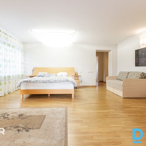 Pārdošanā kvalitatīva 3 stāvu savrupmāja ar plašu 2462 m² zemes gabalu Mārupē.Pa