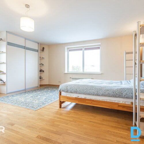 Pārdošanā kvalitatīva 3 stāvu savrupmāja ar plašu 2462 m² zemes gabalu Mārupē.Pa