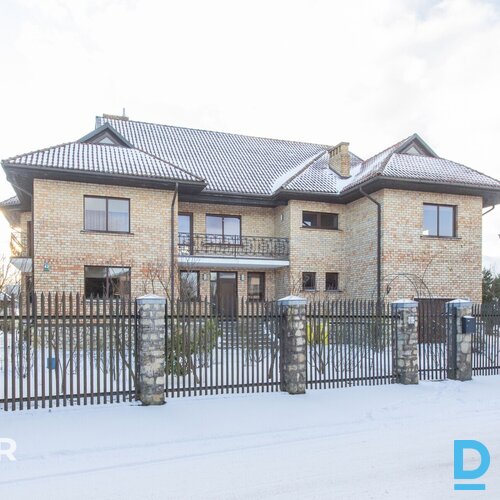 Pārdošanā kvalitatīva 3 stāvu savrupmāja ar plašu 2462 m² zemes gabalu Mārupē.Pa