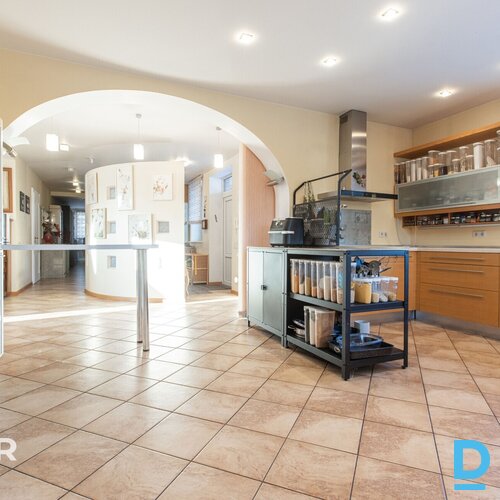 Pārdošanā kvalitatīva 3 stāvu savrupmāja ar plašu 2462 m² zemes gabalu Mārupē.Pa