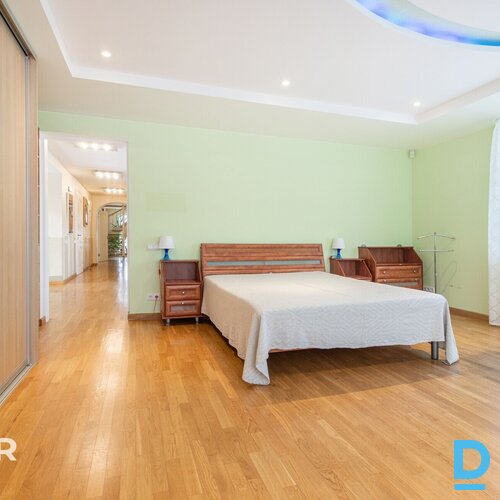 Pārdošanā kvalitatīva 3 stāvu savrupmāja ar plašu 2462 m² zemes gabalu Mārupē.Pa