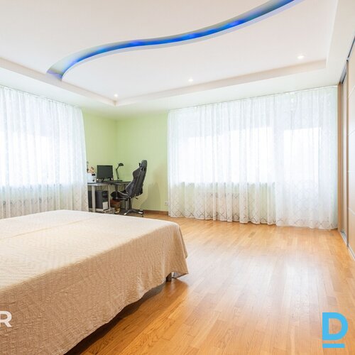 Pārdošanā kvalitatīva 3 stāvu savrupmāja ar plašu 2462 m² zemes gabalu Mārupē.Pa