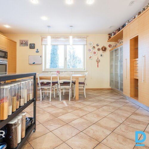 Pārdošanā kvalitatīva 3 stāvu savrupmāja ar plašu 2462 m² zemes gabalu Mārupē.Pa