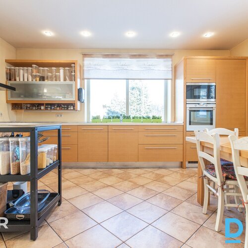 Pārdošanā kvalitatīva 3 stāvu savrupmāja ar plašu 2462 m² zemes gabalu Mārupē.Pa