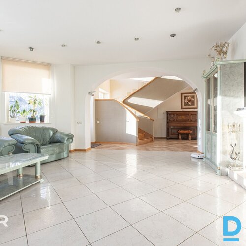 Pārdošanā kvalitatīva 3 stāvu savrupmāja ar plašu 2462 m² zemes gabalu Mārupē.Pa