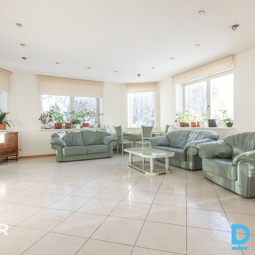 Pārdošanā kvalitatīva 3 stāvu savrupmāja ar plašu 2462 m² zemes gabalu Mārupē.Pa