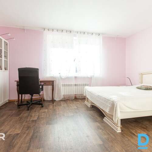 Pārdošanā kvalitatīva 3 stāvu savrupmāja ar plašu 2462 m² zemes gabalu Mārupē.Pa