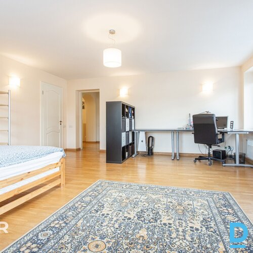 Pārdošanā kvalitatīva 3 stāvu savrupmāja ar plašu 2462 m² zemes gabalu Mārupē.Pa