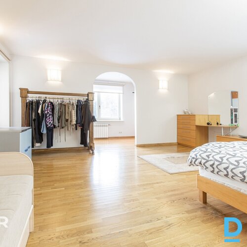 Pārdošanā kvalitatīva 3 stāvu savrupmāja ar plašu 2462 m² zemes gabalu Mārupē.Pa