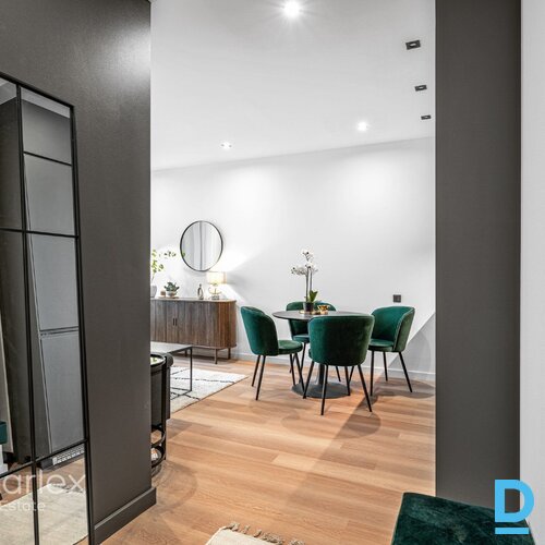 Baložos, Kr. Barona ielā 8 klusā, zaļā pierīgas vietā, apmēram 20 minūtes līdz Rīgas centram jauna trīs stāvu māja ar pilnas apdares dzīvokļiem