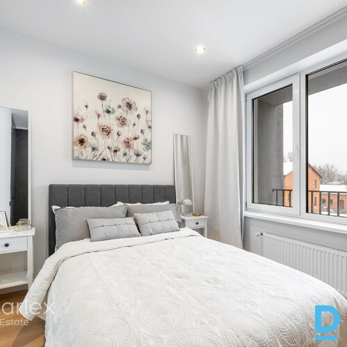 Baložos, Kr. Barona ielā 8 klusā, zaļā pierīgas vietā, apmēram 20 minūtes līdz Rīgas centram jauna trīs stāvu māja ar pilnas apdares dzīvokļiem