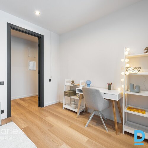 Baložos, Kr. Barona ielā 8 klusā, zaļā pierīgas vietā, apmēram 20 minūtes līdz Rīgas centram jauna trīs stāvu māja ar pilnas apdares dzīvokļiem