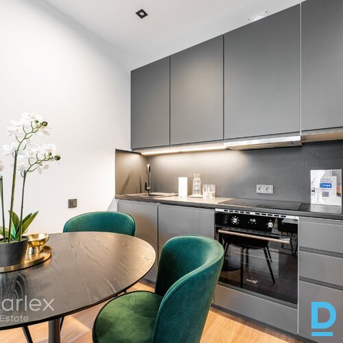 Baložos, Kr. Barona ielā 8 klusā, zaļā pierīgas vietā, apmēram 20 minūtes līdz Rīgas centram jauna trīs stāvu māja ar pilnas apdares dzīvokļiem