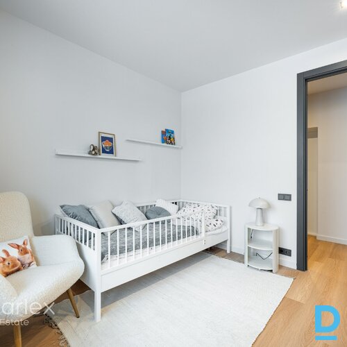 Baložos, Kr. Barona ielā 8 klusā, zaļā pierīgas vietā, apmēram 20 minūtes līdz Rīgas centram jauna trīs stāvu māja ar pilnas apdares dzīvokļiem