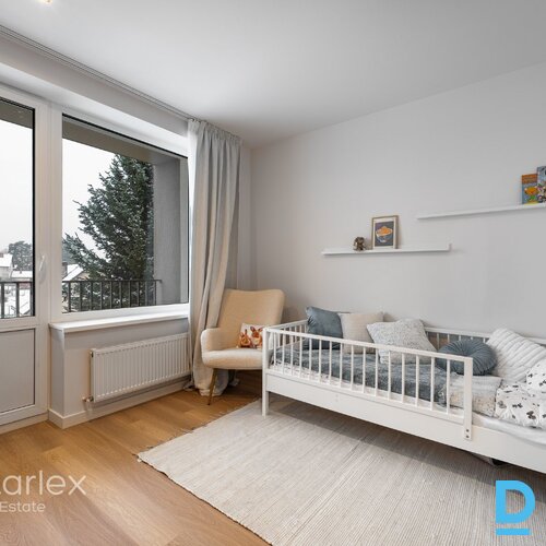 Baložos, Kr. Barona ielā 8 klusā, zaļā pierīgas vietā, apmēram 20 minūtes līdz Rīgas centram jauna trīs stāvu māja ar pilnas apdares dzīvokļiem