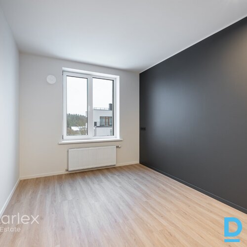 Baložos, Kr. Barona ielā 8 klusā, zaļā pierīgas vietā, apmēram 20 minūtes līdz Rīgas centram jauna trīs stāvu māja ar pilnas apdares dzīvokļiem