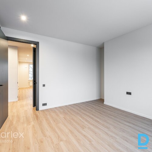 Baložos, Kr. Barona ielā 8 klusā, zaļā pierīgas vietā, apmēram 20 minūtes līdz Rīgas centram jauna trīs stāvu māja ar pilnas apdares dzīvokļiem