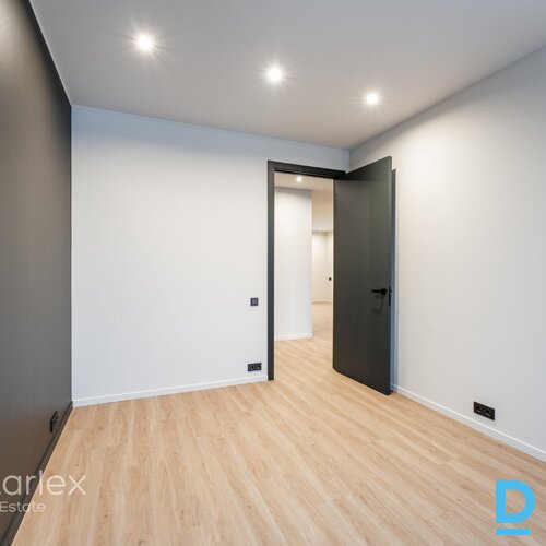 Baložos, Kr. Barona ielā 8 klusā, zaļā pierīgas vietā, apmēram 20 minūtes līdz Rīgas centram jauna trīs stāvu māja ar pilnas apdares dzīvokļiem