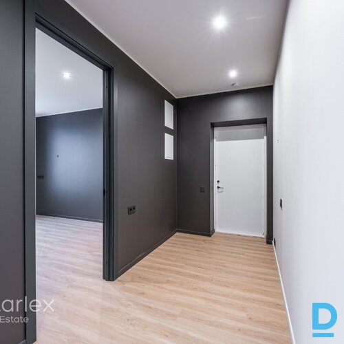 Baložos, Kr. Barona ielā 8 klusā, zaļā pierīgas vietā, apmēram 20 minūtes līdz Rīgas centram jauna trīs stāvu māja ar pilnas apdares dzīvokļiem