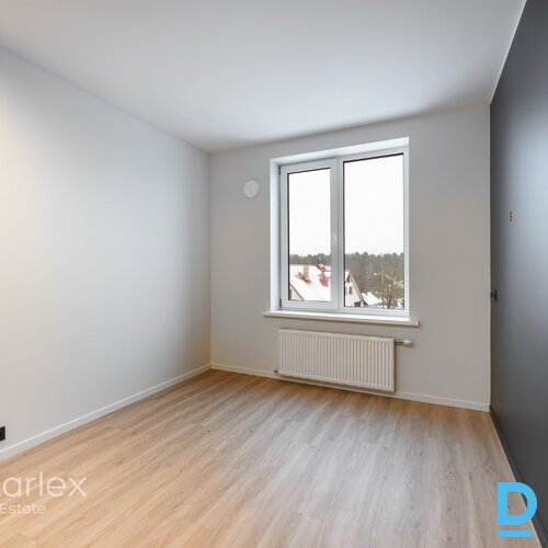 Baložos, Kr. Barona ielā 8 klusā, zaļā pierīgas vietā, apmēram 20 minūtes līdz Rīgas centram jauna trīs stāvu māja ar pilnas apdares dzīvokļiem