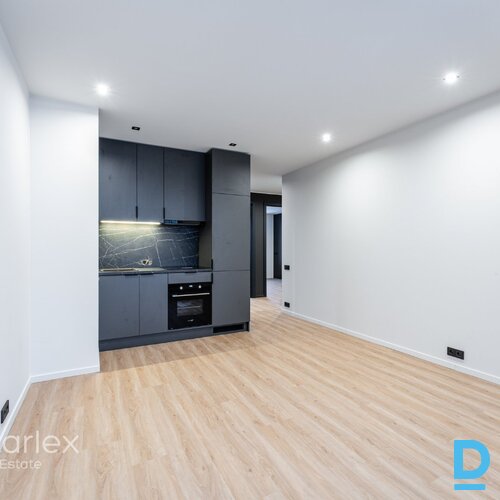 Baložos, Kr. Barona ielā 8 klusā, zaļā pierīgas vietā, apmēram 20 minūtes līdz Rīgas centram jauna trīs stāvu māja ar pilnas apdares dzīvokļiem