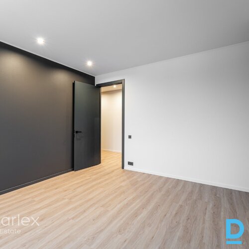 Baložos, Kr. Barona ielā 8 klusā, zaļā pierīgas vietā, apmēram 20 minūtes līdz Rīgas centram jauna trīs stāvu māja ar pilnas apdares dzīvokļiem