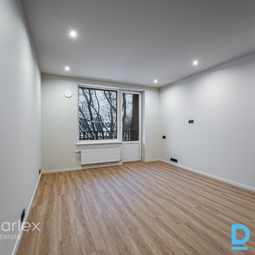 Baložos, Kr. Barona ielā 8 klusā, zaļā pierīgas vietā, apmēram 20 minūtes līdz Rīgas centram jauna trīs stāvu māja ar pilnas apdares dzīvokļiem