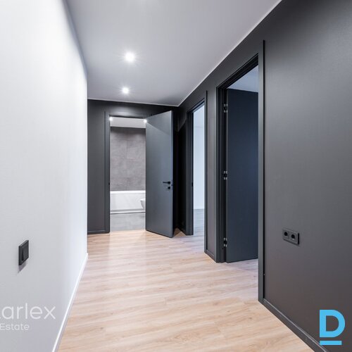 Baložos, Kr. Barona ielā 8 klusā, zaļā pierīgas vietā, apmēram 20 minūtes līdz Rīgas centram jauna trīs stāvu māja ar pilnas apdares dzīvokļiem