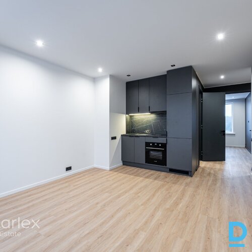 Baložos, Kr. Barona ielā 8 klusā, zaļā pierīgas vietā, apmēram 20 minūtes līdz Rīgas centram jauna trīs stāvu māja ar pilnas apdares dzīvokļiem