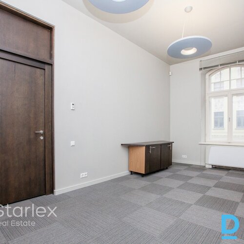 Prestižs birojs vēsturiskā ēkā uz Tērbatas/Dzirnavu ielu krustojuma