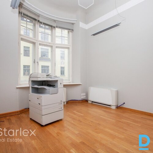 Prestižs birojs vēsturiskā ēkā uz Tērbatas/Dzirnavu ielu krustojuma