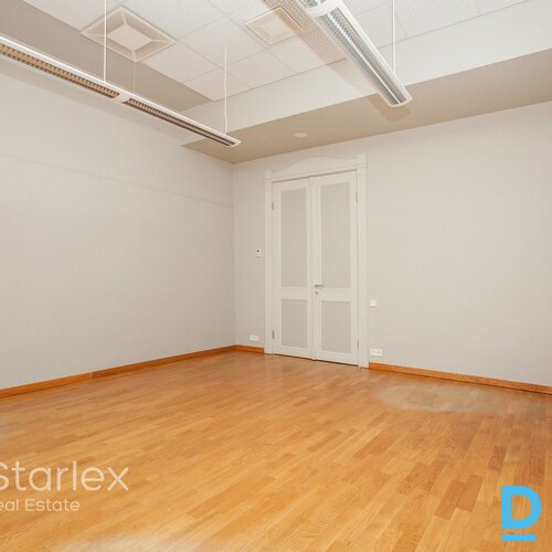 Prestižs birojs vēsturiskā ēkā uz Tērbatas/Dzirnavu ielu krustojuma