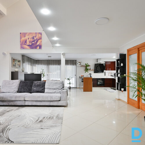 Pārdod māju Elenburgas iela 15