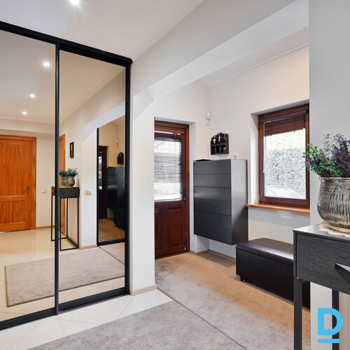 Pārdod māju Elenburgas iela 15