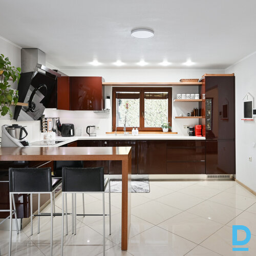 Pārdod māju Elenburgas iela 15