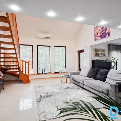 Pārdod māju Elenburgas iela 15