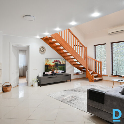 Pārdod māju Elenburgas iela 15