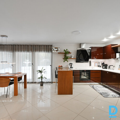 Pārdod māju Elenburgas iela 15