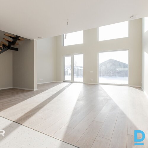 Moderna, kvalitatīva un tikko uzcelta dvīņu māja Dzidriņās.Ēka ir celta un nodot