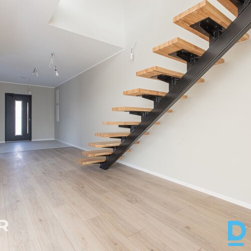 Moderna, kvalitatīva un tikko uzcelta dvīņu māja Dzidriņās.Ēka ir celta un nodot