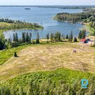 Pārdodu ainavisku īpašumu pie Alauksta ezera. Īpašums ir ar mežu no vienas puses un iekārtotas peldētavas pie Alauksta ezera no otras