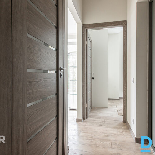 Pārdošanā mēbelēts 2 istabu dzīvoklis jaunajā projektā ar savu autostāvvietu un Pārdošanā mēbelēts 2 istabu dzīvoklis jaunajā projektā ar savu autostāvvietu un