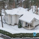 Pārdošanā eleganta divstāvu savrupmāja skaistā priežu meža ielokā, Berģu apkaimē