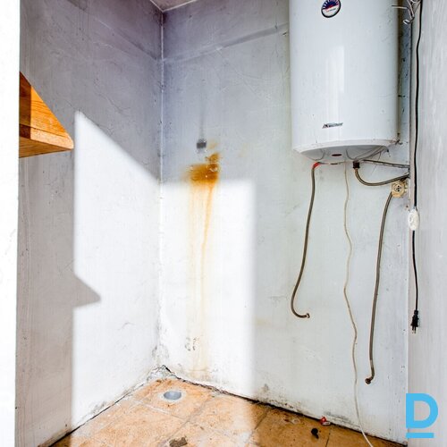 Pārdošanā puse no mājas - 5 istabu dzīvoklis ar 5500 m² zemes gabalu.Plānojuma a