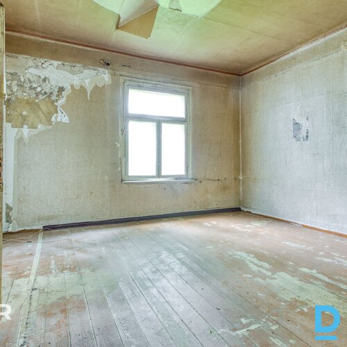 Pārdošanā puse no mājas - 5 istabu dzīvoklis ar 5500 m² zemes gabalu.Plānojuma a