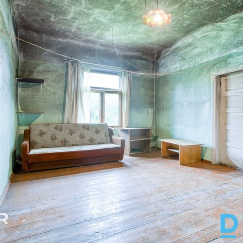 Pārdošanā puse no mājas - 5 istabu dzīvoklis ar 5500 m² zemes gabalu.Plānojuma a