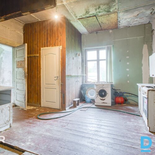 Pārdošanā puse no mājas - 5 istabu dzīvoklis ar 5500 m² zemes gabalu.Plānojuma a