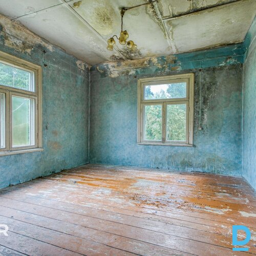 Pārdošanā puse no mājas - 5 istabu dzīvoklis ar 5500 m² zemes gabalu.Plānojuma a