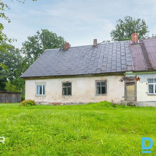 Pārdošanā puse no mājas - 5 istabu dzīvoklis ar 5500 m² zemes gabalu.Plānojuma a